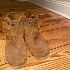 Minnetonka Double Fringe Side Zip Boot. Brown size 8.5